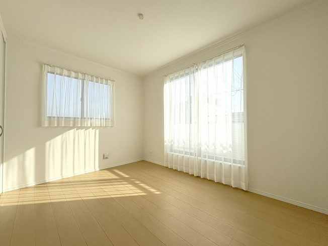 【洋室】 | 新座市栗原1丁目　新築一戸建住宅　全4棟　(保谷店) | 2階6.0帖東側/大きな窓から差し込む光がお部屋を明るく照らします。