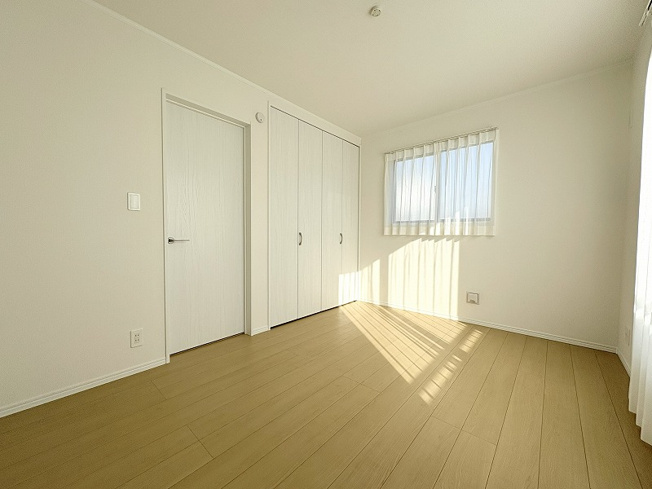 【洋室】 | 新座市栗原1丁目　新築一戸建住宅　全4棟　(保谷店) | 2階6.0帖東側/大きな窓から差し込む光がお部屋を明るく照らします。