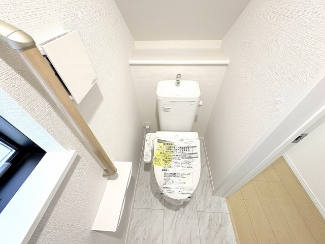 【トイレ】 | 新座市栗原1丁目　新築一戸建住宅　全4棟　(保谷店) | 1階/温水洗浄機能付、清潔感のあるトイレ。