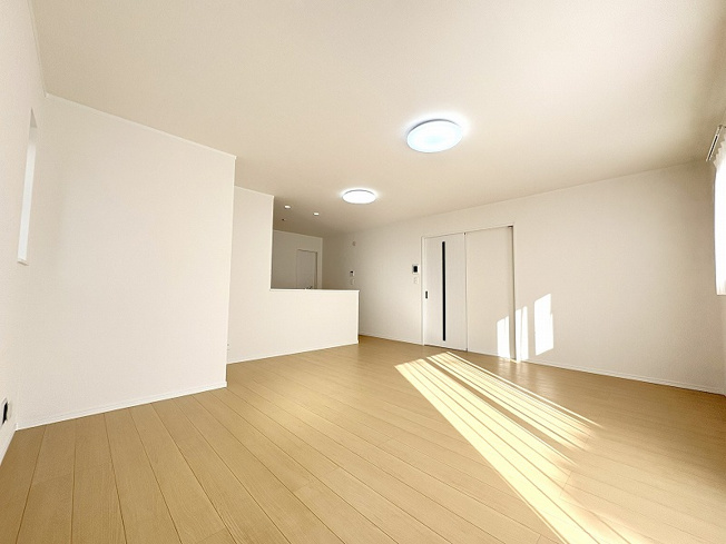 【居間・リビング】 | 新座市栗原1丁目　新築一戸建住宅　全4棟　(保谷店) | 暮らしの中心となるリビングは、ご家族で心地良く過ごせる空間に。