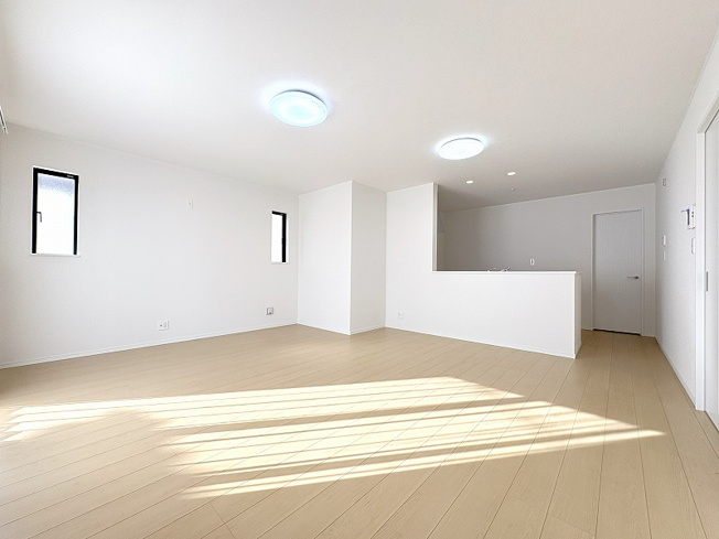 【居間・リビング】 | 新座市栗原1丁目　新築一戸建住宅　全4棟　(保谷店) | 広々としたリビングはソファーなどの家具もラクラク置くことができます。