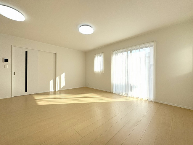 【居間・リビング】 | 新座市栗原1丁目　新築一戸建住宅　全4棟　(保谷店) | 南に面しており、たっぷりの陽光が差し込みます。