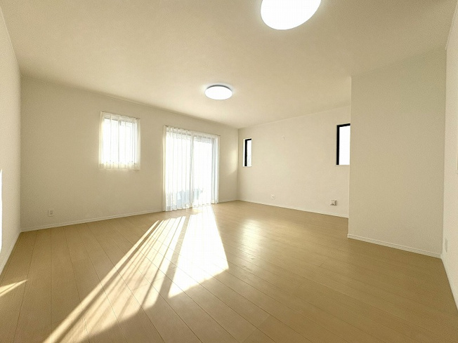 【居間・リビング】 | 新座市栗原1丁目　新築一戸建住宅　全4棟　(保谷店) | 開放的なリビングでゆったりとやすらぎに包まれた時をお過ごしください。