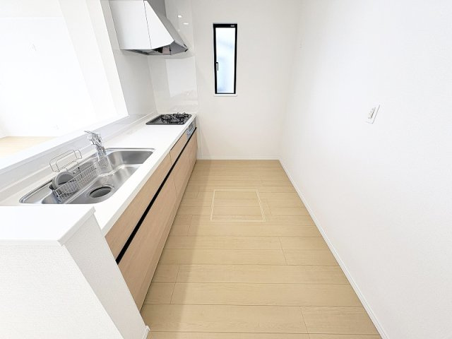 【キッチン】 | 新座市栗原1丁目　新築一戸建住宅　全4棟　(保谷店) | 足元にはストック置き場にも便利な床下スペース付き。