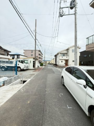 富士市松岡1期　新築戸建　全3棟　3号棟　の前面道路含む現地写真