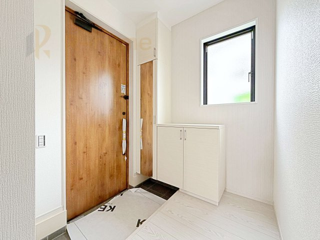 牛久市牛久町7期　新築戸建て　5号棟の玄関|気持ちよくご家族やゲストを送迎できる穏やかな雰囲気の玄関♪大きな下駄箱で玄関廻りスッキリ♪