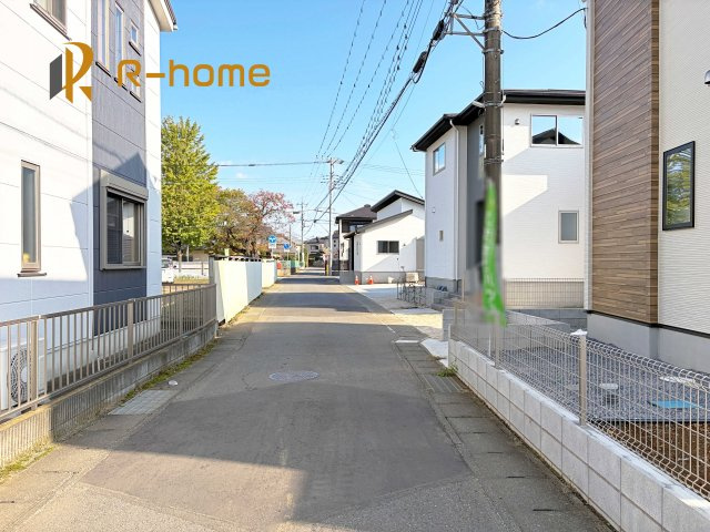 牛久市牛久町7期　新築戸建て　5号棟の前面道路含む現地写真|堂々！建物完成♪実際のお部屋をご見学可能です♪
ご見学が一番の資料！お気軽にお問い合わせ下さい♪
