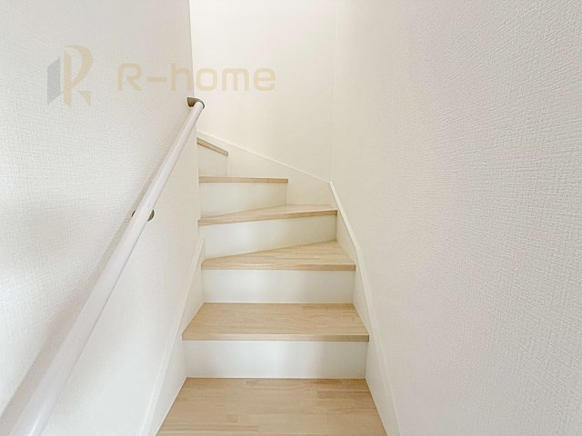 牛久市牛久町7期　新築戸建て　5号棟の内装|手すりのついた階段！小さなお子様の利用も一安心です♪