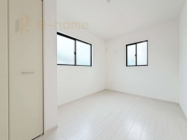 牛久市牛久町7期　新築戸建て　5号棟の洋室|2面窓の風通しの良い洋室です♪差し込む暖かな陽当たりで、室内がくつろげる空間に早変わりです♪