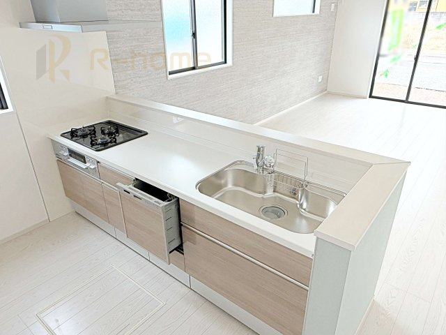 牛久市牛久町7期　新築戸建て　5号棟のキッチン|料理をしながら家族とコミュニケーションが取れる対面式システムキッチン。便利なビルトイン食洗機付き！