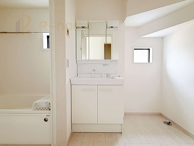 牛久市牛久町7期　新築戸建て　5号棟の洗面所|清潔感溢れる洗面台は嬉しい三面鏡付き。洗剤や歯ブラシなどもすっきり収納できます♪