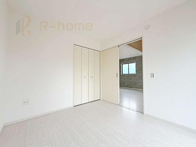 牛久市牛久町7期　新築戸建て　5号棟の洋室|1階洋室はゲストルーム、キッズスペースとしても利用可能♪
開放してリビングと繋げればゆとりの大空間！