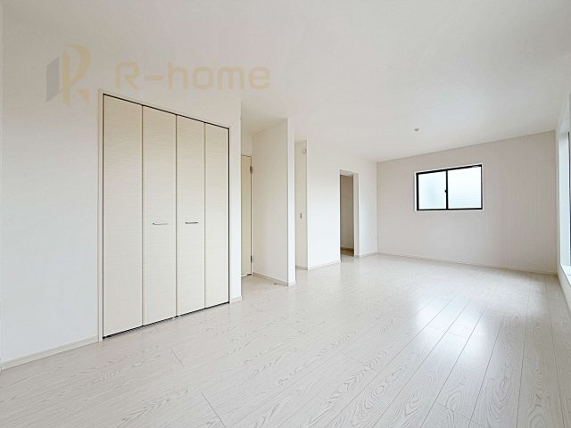 牛久市牛久町7期　新築戸建て　5号棟の洋室|ライフスタイルに合わせて間仕切り対応な洋室！ウォークインクローゼット付きで居住空間スッキリ♪