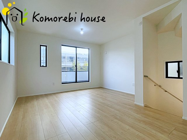 さいたま市大宮区堀の内町　1期　新築一戸建て　スタイル　02の居間・リビング|大きなテレビやソファを置いても余裕の広さのLDKは16.6帖！
2面採光で明るい空間です♪