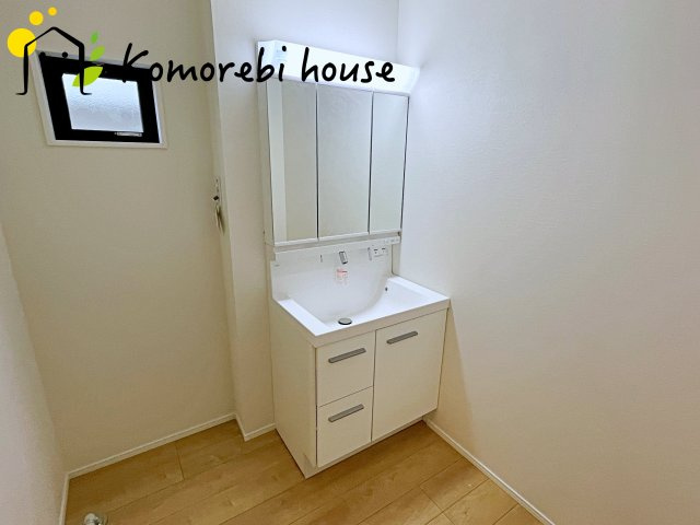 さいたま市大宮区堀の内町　1期　新築一戸建て　スタイル　02の独立洗面台|収納付きの3面鏡型独立洗面台。
3面鏡の裏はプライベートなものも収納可能です♪