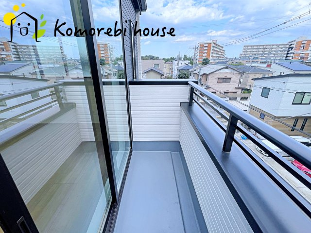 さいたま市大宮区堀の内町　1期　新築一戸建て　スタイル　02のバルコニー|南東向きのバルコニーは陽当たり良好♪
前面は道路なのでお洗濯物もしっかり乾きます！