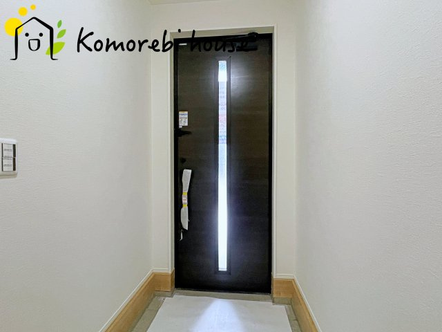 さいたま市大宮区堀の内町　1期　新築一戸建て　スタイル　02の玄関|小窓から明るい陽が入る玄関♪
