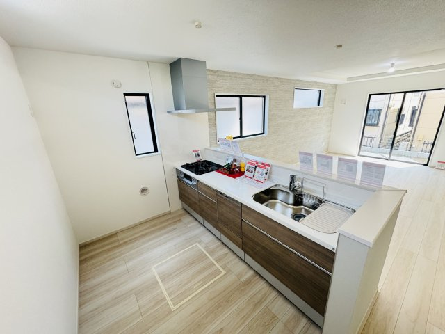 【キッチン】 | 松戸市六高台５丁目新築戸建【六実小学校：5分】 | お手入れしやすいレンジフード・シンクの水栓には浄水器がついてます！