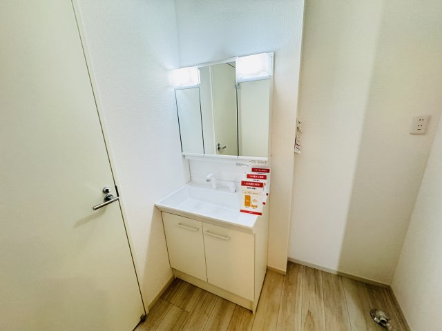 【独立洗面台】 | 松戸市六高台５丁目新築戸建【六実小学校：5分】 | シャワーヘッド付き三面鏡洗面化粧台