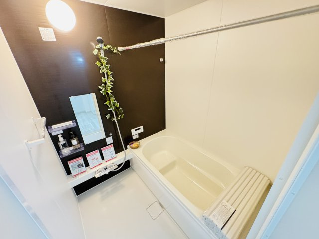 【浴室】 | 松戸市六高台５丁目新築戸建【六実小学校：5分】 | 手元で水流切り替えシャワーヘッド・足を伸ばせる広々浴槽で毎日リラックス♪