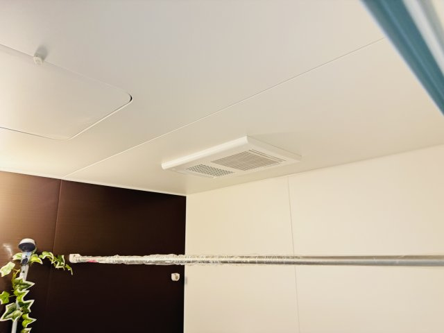 【冷暖房・空調設備】 | 松戸市六高台５丁目新築戸建【六実小学校：5分】 | 雨の日も安心の浴室乾燥機つき