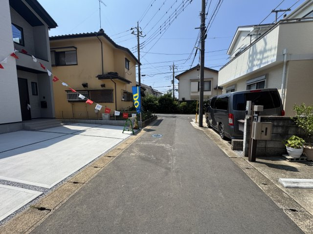 松戸市六高台５丁目新築戸建【六実小学校：5分】の前面道路含む現地写真|北西側前面道路