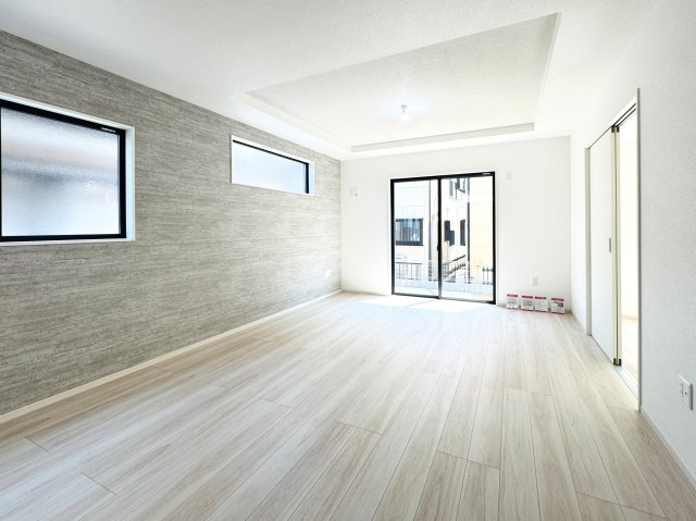 【居間・リビング】 | 松戸市六高台５丁目新築戸建【六実小学校：5分】 | 17.5帖リビングダイニングキッチン・折り上げ天井