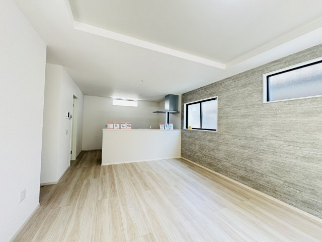 【居間・リビング】 | 松戸市六高台５丁目新築戸建【六実小学校：5分】 | 17.5帖リビングダイニングキッチン・アクセントクロス