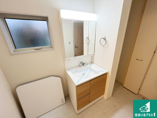 姫路市奥山　第4期　新築一戸建ての独立洗面台|清潔感のある洗面台です。フラットな鏡は掃除がしやすく毎日清潔！鏡裏には収納があるのでスッキリとした洗面台が保てます。