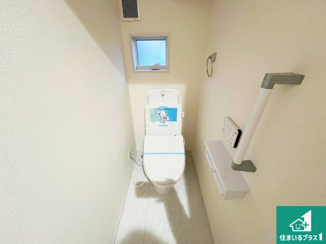姫路市奥山　第4期　新築一戸建てのトイレ|1・2階の2ヶ所にあるので、朝の忙しい時間の順番待ちもなく、深夜の利用にも大変便利です。