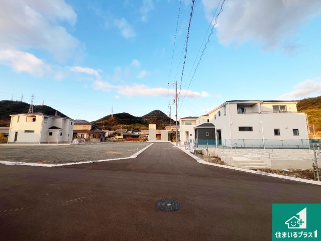 姫路市奥山　第4期　新築一戸建ての前面道路含む現地写真|周辺は閑静な住宅街！前面道路広々で車の出し入れも便利です。駐車が苦手な方でも安心して車庫入れできます！