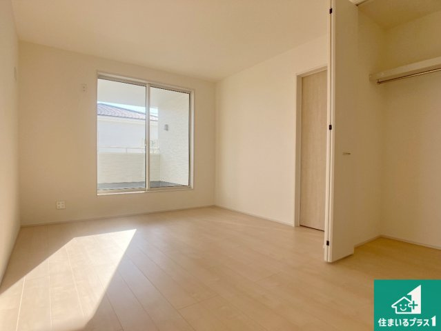 姫路市奥山　第4期　新築一戸建ての居間・リビング|日当たり良好の明るいリビングで朝の目覚めもスッキリできそう！対面キッチンでご家族のコミュニケーションも自然と増える設計！小さなお子様が遊ぶスペースを作っても広々とくつろげるLDK！