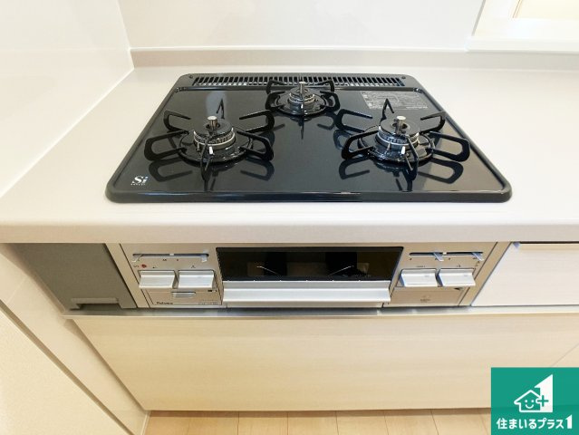 姫路市奥山　第4期　新築一戸建ての設備|ダブル高火力Ｓｉセンサー付きコンロ！３口あるので、まとめて料理をする時も大活躍！