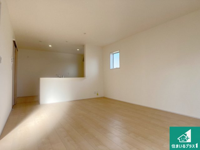 姫路市奥山　第4期　新築一戸建ての居間・リビング|シンプルなリビングは、観葉植物等のインテリアを楽しめますね！パパ好みにも、ママ好みにも家具次第で雰囲気を変えることができます！