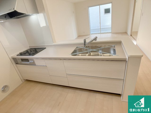 姫路市奥山　第4期　新築一戸建てのキッチン|リビングと統一感があり、使い勝手のいいキッチン。広々としているので、二人並んで作業が出来ちゃいます。お子様と一緒に色々なお料理に挑戦できるスペースがあります。