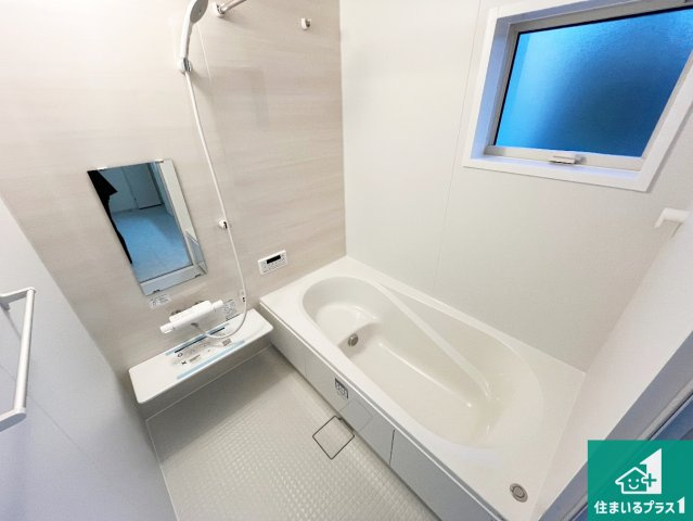 姫路市奥山　第4期　新築一戸建ての浴室|足をゆったり伸ばして寛げる浴槽です。窓が設けられていますので差し込む光が明るく穏やかな雰囲気にしてくれます♪浴室乾燥機も設置しているので、雨の日の洗濯物も安心です♪