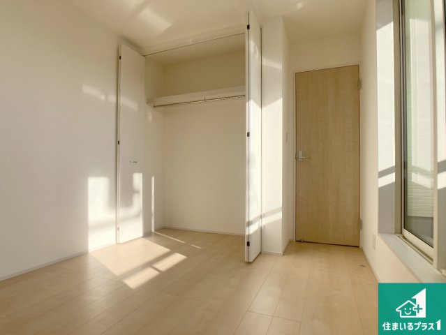 姫路市奥山　第4期　新築一戸建ての洋室|寝室は心地よい眠りについてもらいたくて、シンプルかつ開放的な空間な設計にしています！大きな窓から差し込む日が心地いいです♪