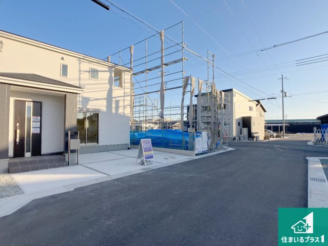 姫路市奥山　第4期　新築一戸建ての前面道路含む現地写真|周辺は閑静な住宅街！前面道路広々で車の出し入れも便利です。駐車が苦手な方でも安心して車庫入れできます！
