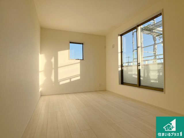 姫路市奥山　第4期　新築一戸建ての洋室|寝室は心地よい眠りについてもらいたくて、シンプルかつ開放的な空間な設計にしています！大きな窓から差し込む日が心地いいです♪