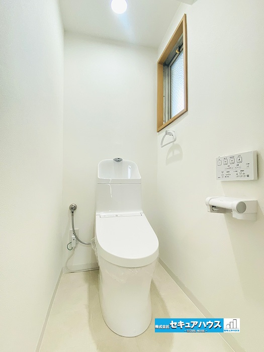 共和コーポラスのトイレ|【高機能トイレ】
◆高機能トイレの多くは便器のフタの開閉が自動であり、使用後に手動で水を流す面倒もなく非常に便利です。スタイリッシュな見た目で、お掃除しやすく、節水効果が高いです。
