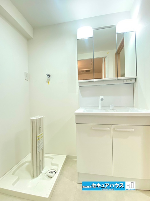共和コーポラスの独立洗面台|【洗面所】
新品交換済みの洗面台で、室内洗濯機置き場も楽々安心です。