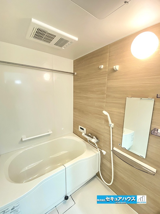 共和コーポラスの浴室|【バスルーム】
「お風呂」木目のぬくもりに包まれる、癒しのバスルームです。