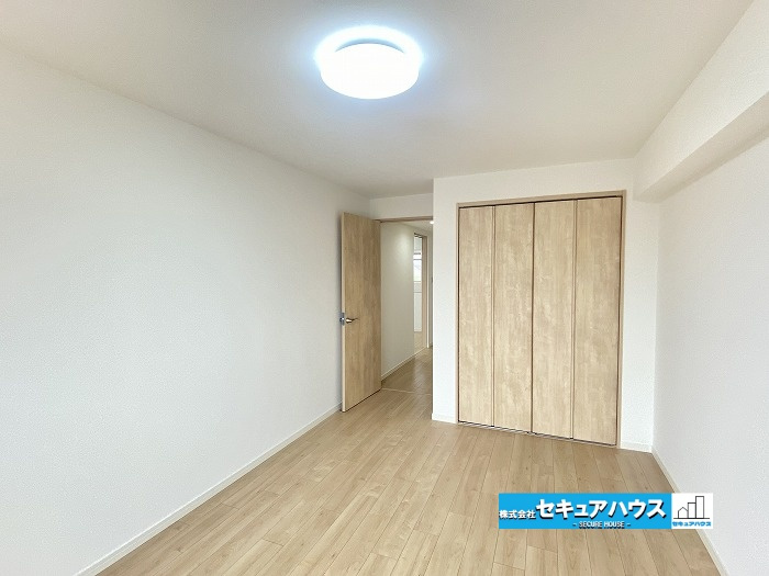 共和コーポラスの洋室|【洋室】
◆広々とした居住空間は日々の暮らしを彩り、心のやすらぎと満足感を与えてくれます。通風と採光を考慮した設計は子供たちはのびのび育ち、家族でくつろぎと団らんを生み出します。