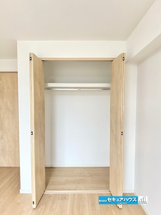 共和コーポラスの収納|【クローゼット】
お洋服はもちろん上の棚部分にも荷物を沢山収納することができます♪