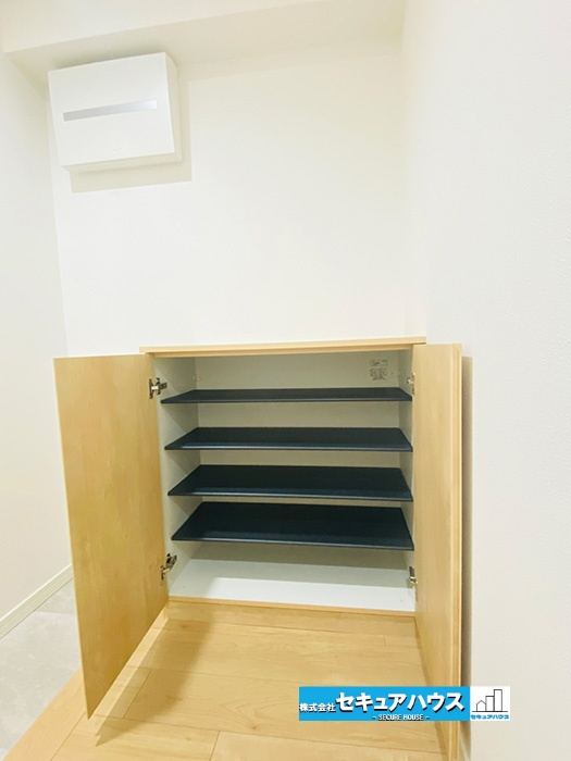 共和コーポラスの収納|【玄関収納】
シューズボックスには沢山靴を収納できます♪