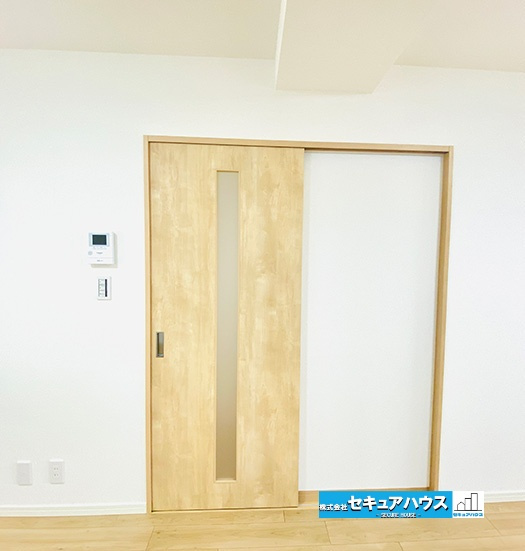 共和コーポラスの居間・リビング|【LDK】
スライド扉で空間を自由にアレンジできる設計です。