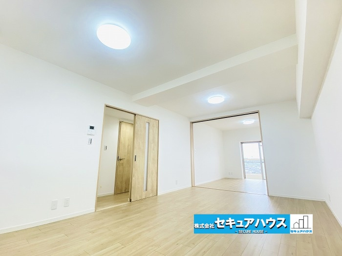 共和コーポラスの居間・リビング|【LDK】
引き戸でつながる洋室は、陽当たりも良好で心地よさ満点です。