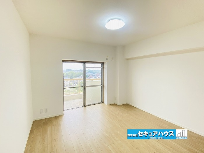 共和コーポラスの居間・リビング|【LDK】
暮らし広がるもう一部屋のスペースです。