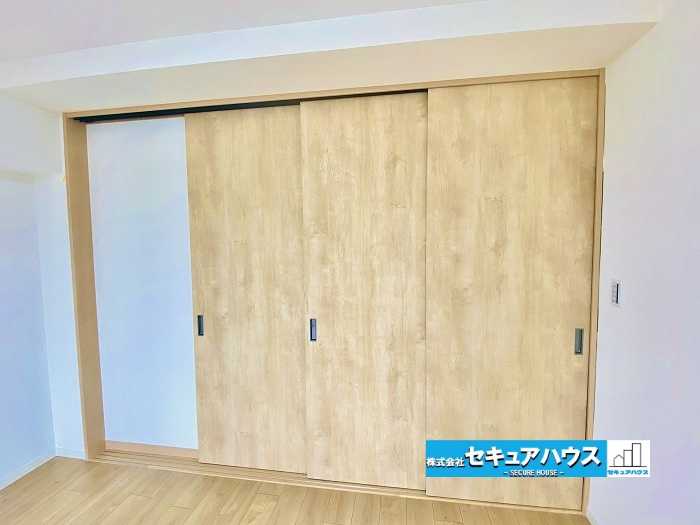 共和コーポラスの居間・リビング|【LDK】
開けても閉めてもいい、ちょうどいいスライド式ドアです。