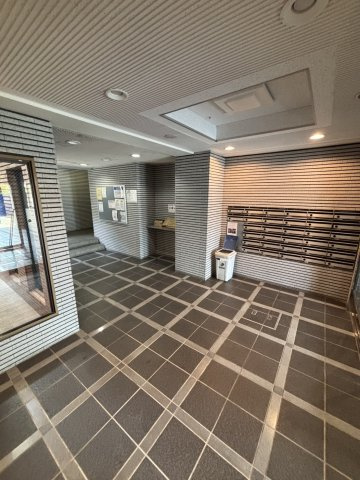 ダイナコート鷹の巣のエントランス|毎日通るエントランスはこのようになっています